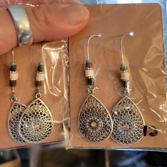 NWT beautiful enamel and rhinestone beaded dangle pierced earrings - Picture 3 of 3